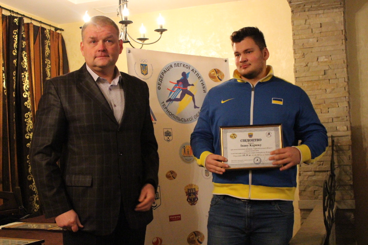 Сертифікат про рекорд області у штовханні ядра отримав І.Карюк.JP